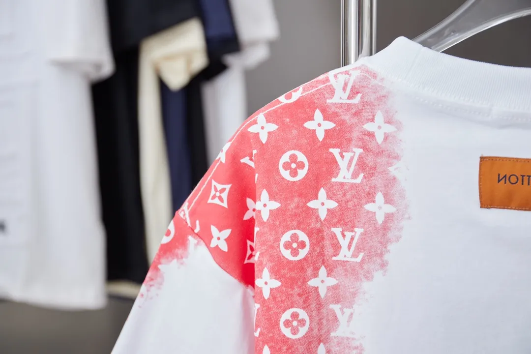 🅿️190 1V 25SS early spring new style Colorful digital LV lettering short sleeves Light luxury essential item for daily commuting for men and women Correct version Welcome to compare Detailed features · 320g 100% pure cotton double yarn jersey fabric · Special thickened 32 pieces of double-strand 1X1 thread in the same cylinder custom dyeing · Positioned color digital LV lettering printing · Double needle stitching and cross-stitching technology · Original main mark, washed tag, brand moisture-proof paper packaging Color: black/white Size: S/M/L/XL